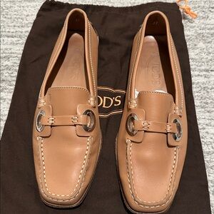 Tods Drivers women’s size 37 tan with silver details